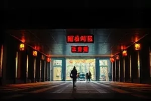《沉默的证词》法庭片封面，空荡法庭与一束斜光